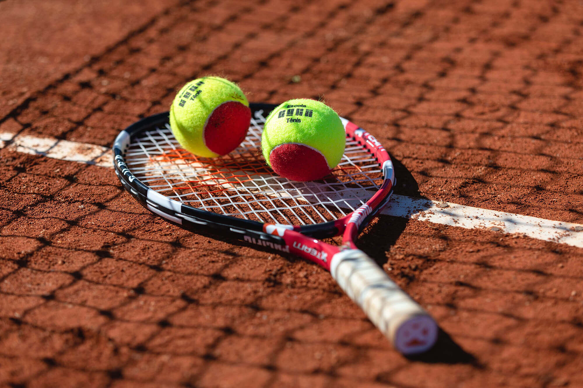 Dois jogadores estão jogando tênis na quadra de tênis.