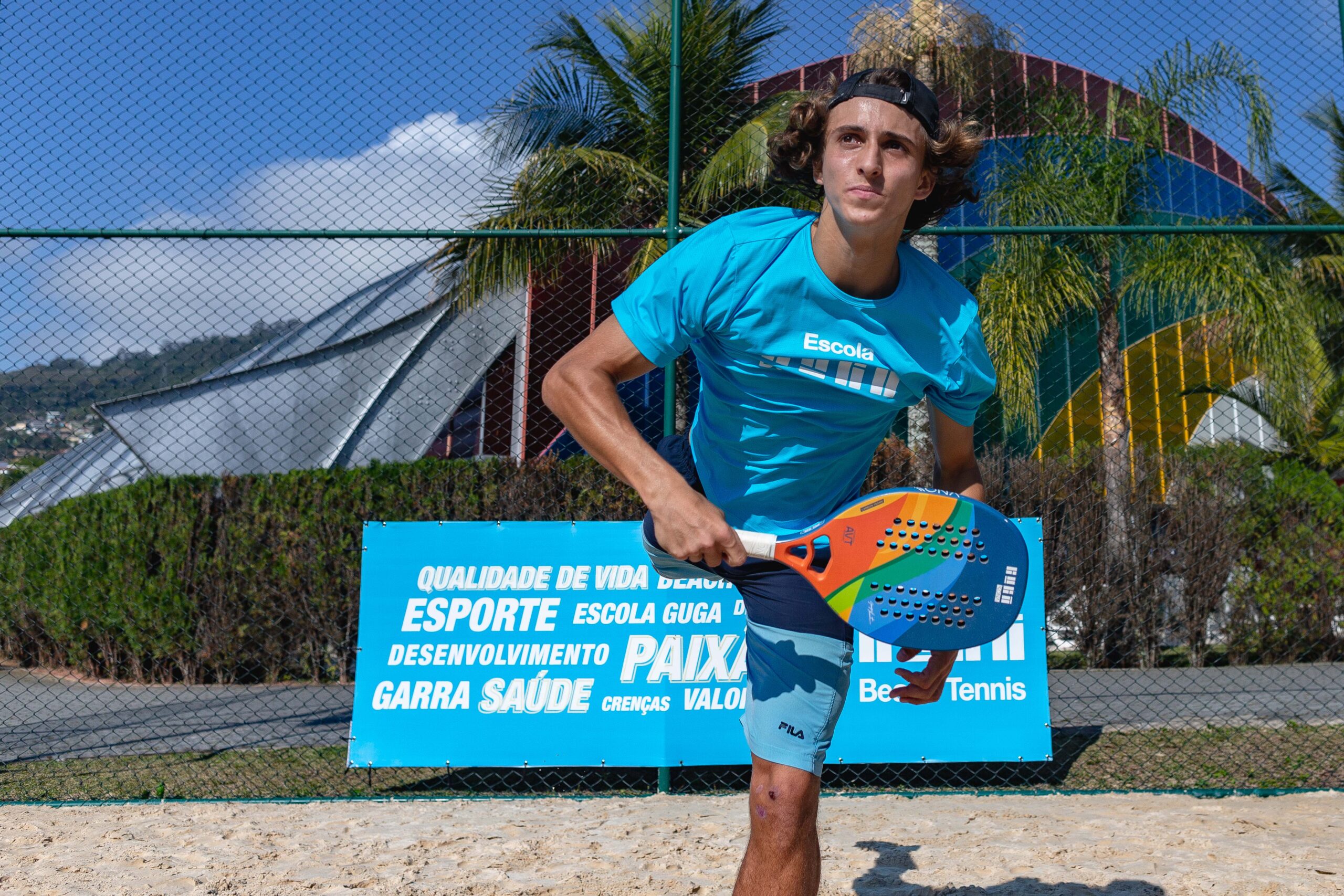 BOLAS RÁPIDAS E NO CORPO NO BEACH TENNIS: COMO FAZER?